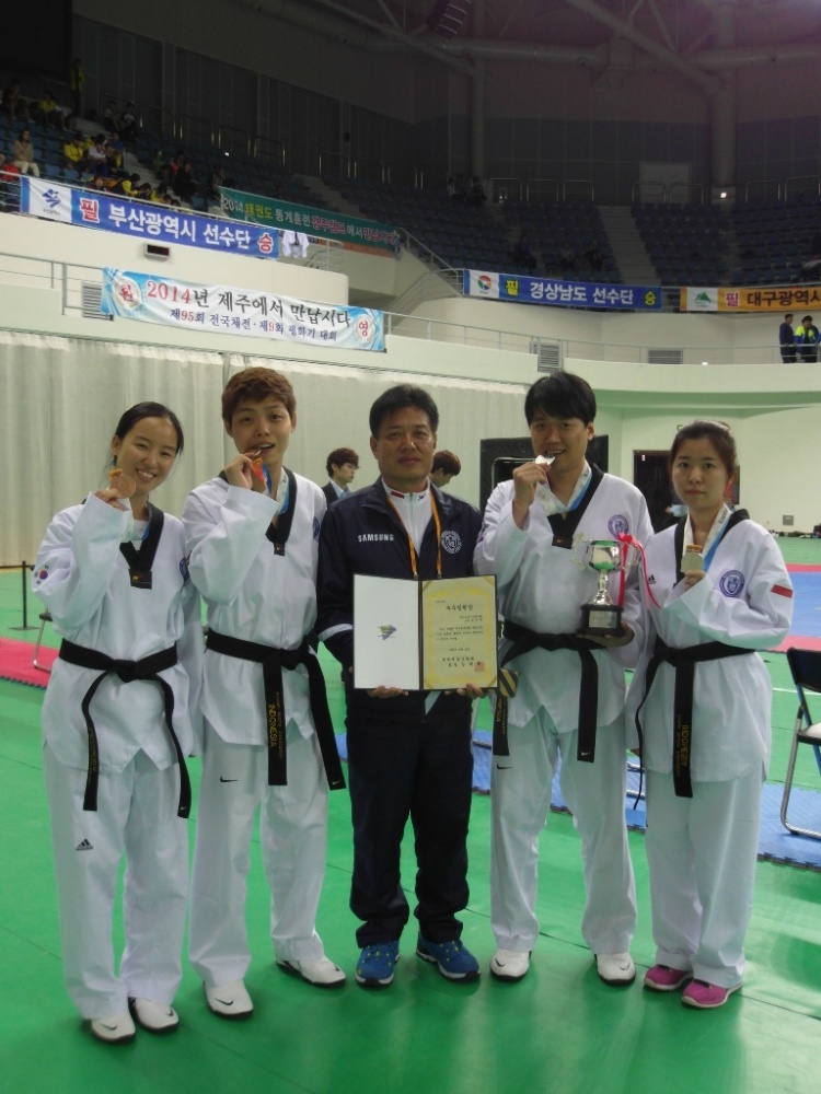 종합성적 3위를 기록한 인도네시아 대표팀 방진학 감독과 선수단 모습